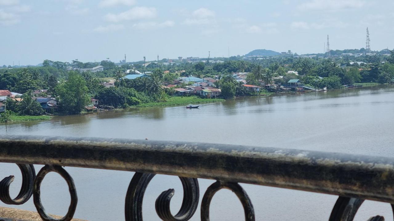 Kenyalang Emerald Riverine Resort Homestay Кучинг Екстериор снимка